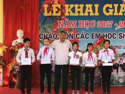 Nghĩa Đàn: Trao quà cho học sinh nghèo học giỏi