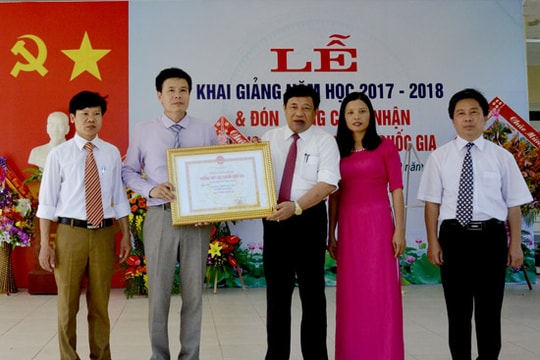 Chủ tịch UBND tỉnh dự khai giảng tại Trường THPT Kim Liên (Nam Đàn)