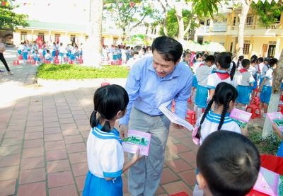 Nhiều phần quà đến với học sinh ngoại thành Vinh