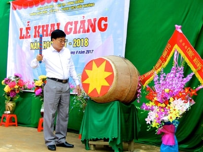 Phó Bí thư Tỉnh uỷ Nguyễn Văn Thông dự lễ khai giảng tại Tương Dương