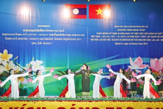 Đặc sắc chương trình nghệ thuật ca ngợi tình đoàn kết hữu nghị Việt - Lào