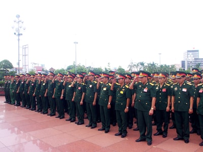 Tuổi trẻ Quân khu 4 dâng hoa, dâng hương tại Quảng trường Hồ Chí Minh