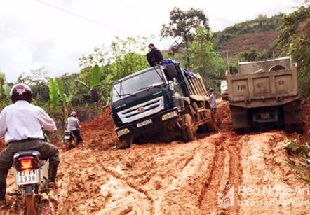Ùn ứ hàng hóa tại hai lối mở biên giới Keng Đu và Xiềng Trên