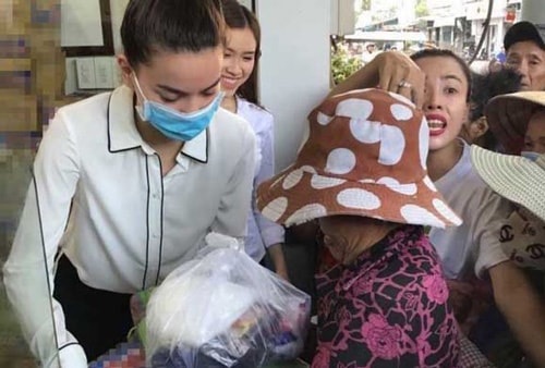 Bị 'ném đá' vì đeo khẩu trang làm từ thiện, Hồ Ngọc Hà đáp trả gay gắt