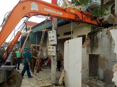 Cưỡng chế giải tỏa hành lang an toàn giao thông Quốc lộ 48B