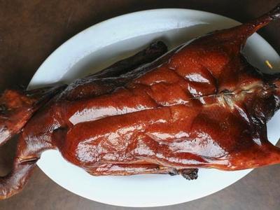 Thú ăn của nhà giàu Việt: Ngỗng quay tiền triệu xách tay từ Đài Loan