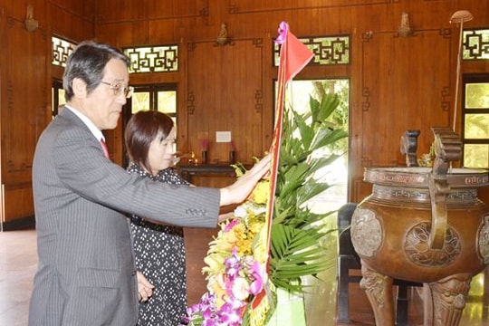 Đại sứ Nhật Bản dâng hương tưởng niệm Chủ tịch Hồ Chí Minh