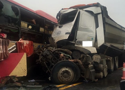 Xe khách đâm ôtô tải trên cao tốc, 8 người nhập viện