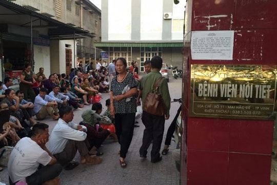 Sau nghỉ lễ, bệnh nhân nằm la liệt chờ khám từ 1 giờ sáng