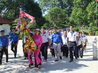 Tuổi trẻ nước bạn Lào dâng hoa tưởng niệm Chủ tịch Hồ Chí Minh