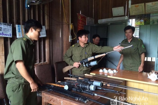 Con Cuông: Dân bản tự nguyện giao nộp 40 súng tự chế