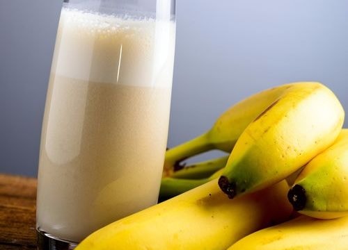 Điều gì xảy ra khi ăn chuối và uống sữa cùng lúc?