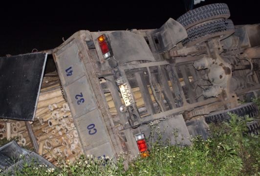 Tài xế ngủ gật, xe chở gỗ lao xuống ruộng lúa