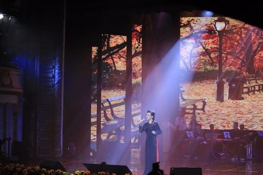 Khánh Ly đong đầy cảm xúc trong đêm nhạc kỷ niệm 55 năm ca hát