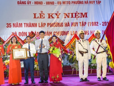 Phường Hà Huy Tập kỷ niệm 35 năm thành lập và đón nhận Huân chương Lao động hạng Nhì