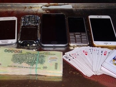 Bắt giữ 6 đối tượng  đánh 'liêng' trong quán cà phê