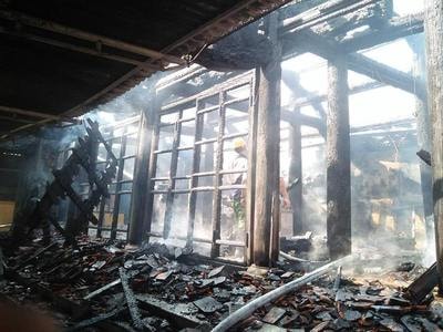 Đền cổ trăm tuổi bị lửa thiêu rụi