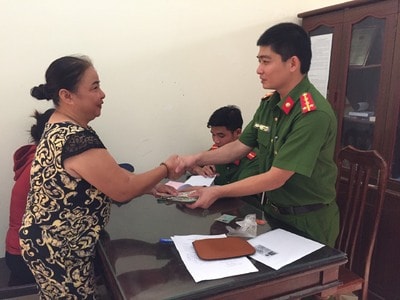Đại úy công an trả 53 triệu đồng cho dân đánh rơi