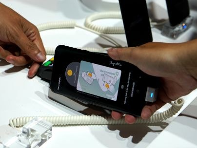 Đã có thể 'quẹt' điện thoại trả tiền thay thẻ ATM tại Việt Nam