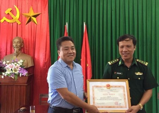 Khen thưởng Đồn Biên Phòng Hạnh Dịch bắt đối tượng buôn 2.400 viên hồng phiến