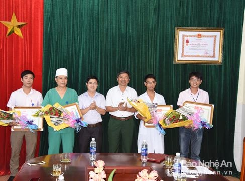 Nghệ An khen thưởng cán bộ y tế hiến máu cứu sống sản phụ băng huyết