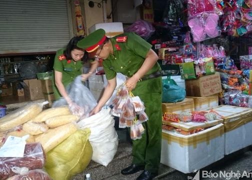 Thu giữ gần 600kg thực phẩm không nhãn mác phục vụ quán hàng trước cổng trường học