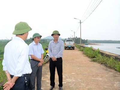 Phó Bí thư Tỉnh ủy Nguyễn Văn Thông kiểm tra công tác phòng, chống bão số 10