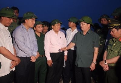Phó Thủ tướng Trịnh Đình Dũng kiểm tra công tác ứng phó bão số 10 tại Nghệ An