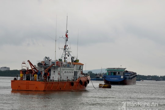Nhiều tàu hàng khủng vào trú bão trong sông Lam