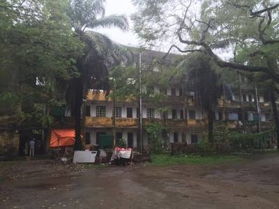 Thành phố Vinh vận động người dân di dời đến nơi an toàn trước bão đổ bộ