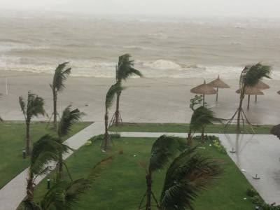 Hàng nghìn du khách huỷ lịch đến Nghệ An vì bão