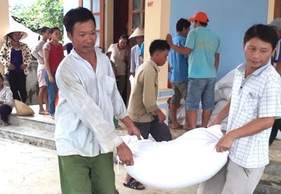 Con Cuông tiếp nhận 665 tấn gạo hỗ trợ người dân tộc thiểu số bảo vệ rừng