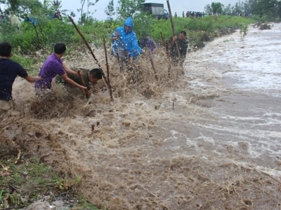 Cả ngàn người hộ đê trong bão ở Nghệ An