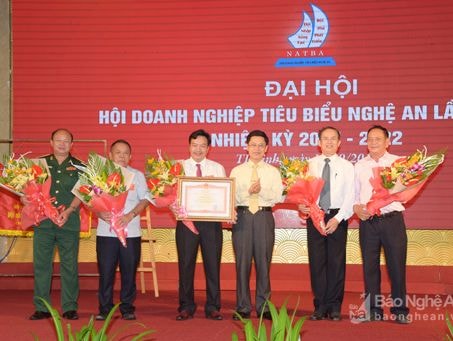 Hội Doanh nghiệp tiêu biểu Nghệ An đón nhận Bằng khen của Thủ tướng Chính phủ