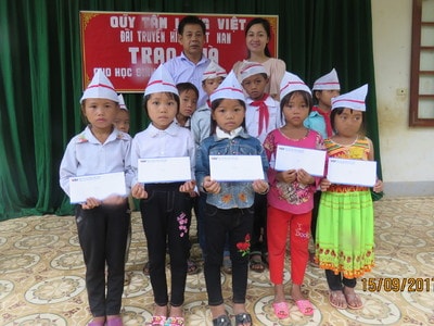 Quỹ 'Tấm lòng Việt' Đài Truyền hình Việt Nam tặng quà tại Kỳ Sơn