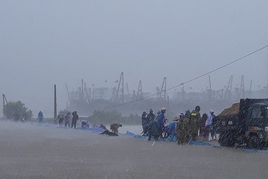 Nghệ An tiếp tục mưa to, vùng ven biển có gió giật cấp 8 - cấp 10