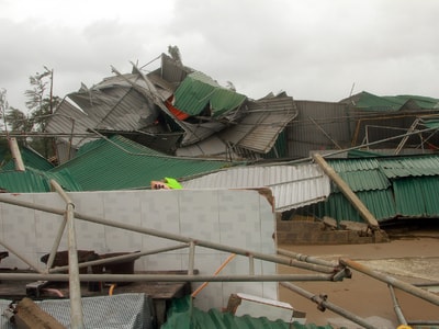 Những hình ảnh đáng sợ của bão số 10 khi tràn vào Cửa Hội