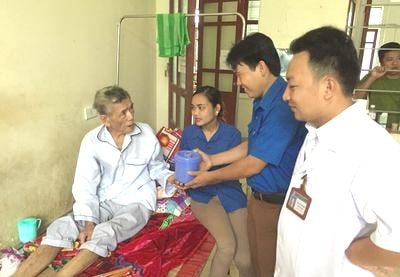 Bát cháo ấm lòng ngày bão