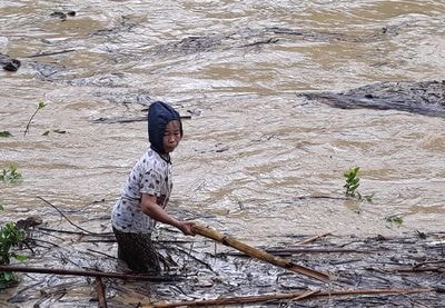Thủy điện xả lũ sau bão dân bất chấp nguy hiểm ra sông vớt củi