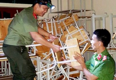 Bộ đội, công an giúp dân chạy lũ quét trong đêm