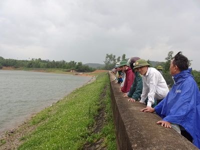 Mở tràn phụ xả lũ đập Đồn Húng ở Yên Thành