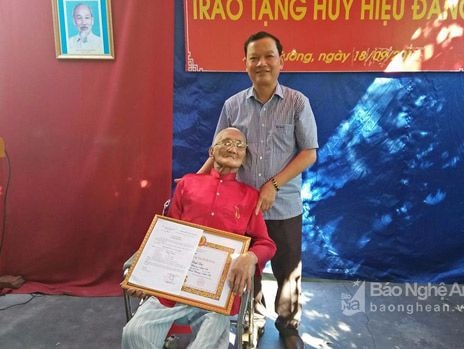 Thanh Chương trao tặng Huy hiệu 70 tuổi Đảng cho đảng viên lão thành