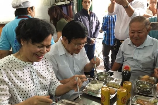 Vợ chồng nguyên Chủ tịch nước ăn cơm 2.000 đồng cùng người nghèo
