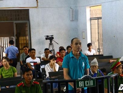 Vợ bị đánh, chồng cầm dao đâm chết bạn nhậu