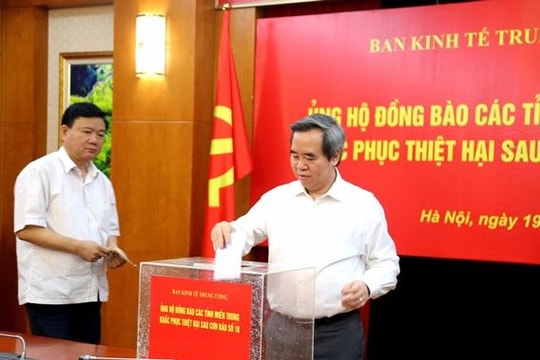 Ban Kinh tế Trung ương ủng hộ đồng bào vùng bị bão số 10