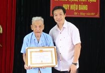 Thái Hòa: Trao tặng Huy hiệu 70 tuổi đảng cho đảng viên