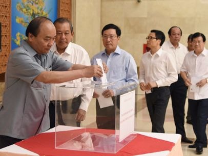 Thủ tướng quyên góp ủng hộ đồng bào miền Trung bị thiệt hại do bão