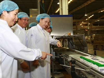 Vinamilk chia sẻ khó khăn với trẻ em vùng lũ do bão số 10