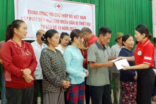 Hội Chữ Thập đỏ Việt Nam trao quà 100 hộ dân Nghệ An bị thiệt hại do bão