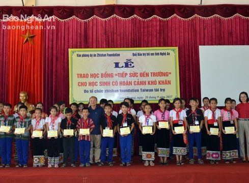 Trao 100 suất học bổng cho học sinh nghèo